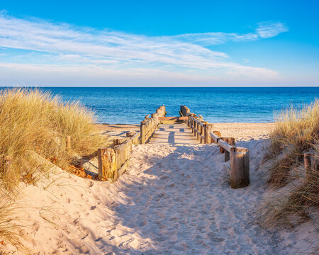 Sonniger Wintertag am Meer, Strandzugang und alter Steg an der Ostsee