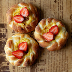 いちごとカスタードクリームの甘いパン