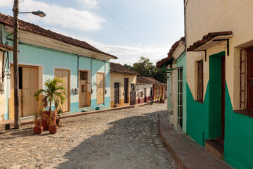 Fototapeta na wymiar pitoresque street view, turquoise and yellow houses at 