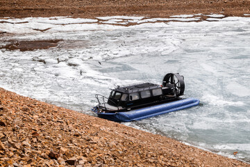 The airship stands on the ice of the reservoir in the spring. 