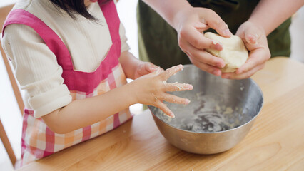 料理をする子供とパパ（育児・子育て・4歳・お手伝い・家族・ファミリー）