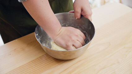 パン生地をこねる男性（料理・パン・お菓子作り）