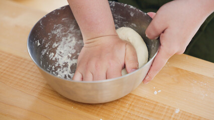 パン生地をこねる男性（料理・パン・お菓子作り）