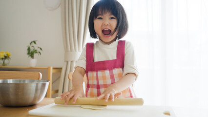 料理をする子供（育児・子育て・4歳・お手伝い）