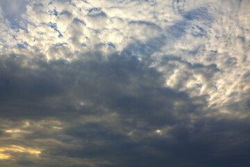 Obraz premium Clouds with low bases covering the whole sky
