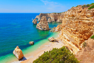 Wunderschöne Felsküste in der Algarve, Portugal