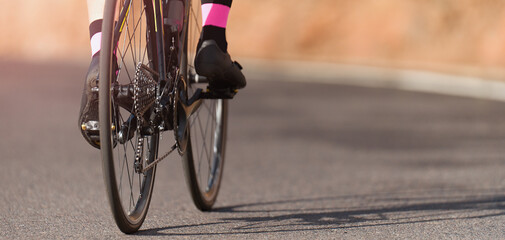 Naklejka premium Racing bike detail on gear wheels and feet