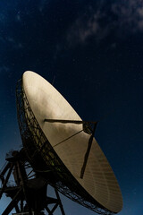 パラボラアンテナと星空