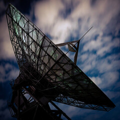 パラボラアンテナと雲