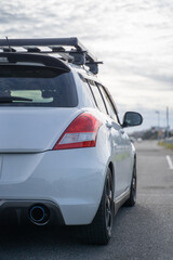 リアから見た自動車