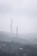 霧の中の鉄塔