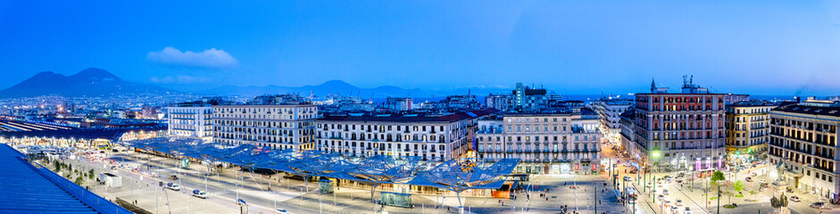 Fototapeta na wymiar Panoram de Piazza Giuseppe Garibaldi de Naples