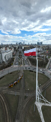 Ogromna flaga Polski na maszcie na rondzie "Radosława" widziana z lotu ptaka, z drona w  tle centrum Warszawy, wieżowce  © Arkadiusz
