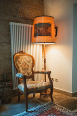 Beleuchteter Stuhl unter einer Lampe im Raum eines traditionellen Hauses