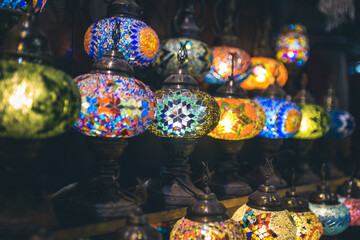 Verzierte Lampen auf einem arabischen Markt