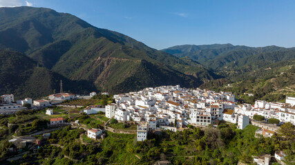 vista aérea del bonito pueblo de Istán en la provincia de Málaga, Andalucía