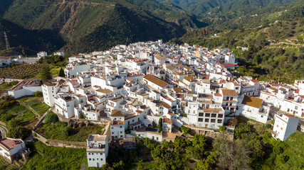 Fototapeta na wymiar vista aérea del bonito pueblo de Istán en la provincia de Málaga, Andalucía