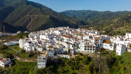 Fototapeta na wymiar vista aérea del bonito pueblo de Istán en la provincia de Málaga, Andalucía