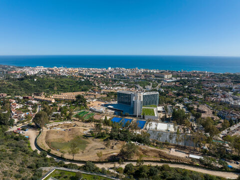 Fototapeta vista del municipio de Marbella y el mar en un bonito día azul, España