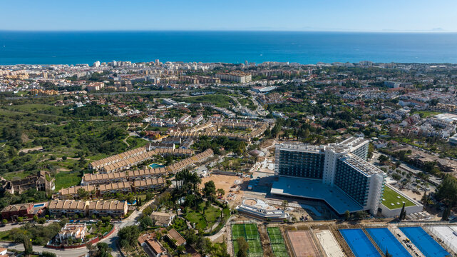 Fototapeta vista del municipio de Marbella y el mar en un bonito día azul, España
