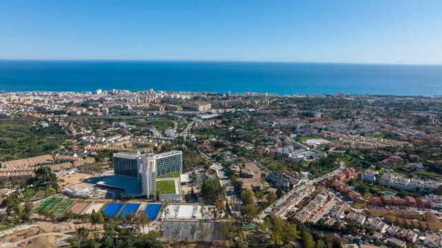 Fototapeta vista del municipio de Marbella y el mar en un bonito día azul, España
