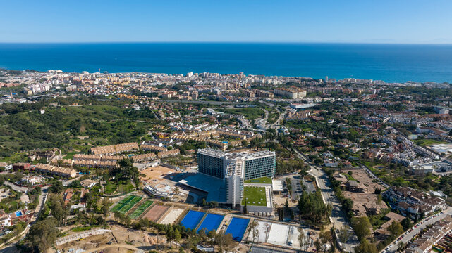 Fototapeta vista del municipio de Marbella y el mar en un bonito día azul, España