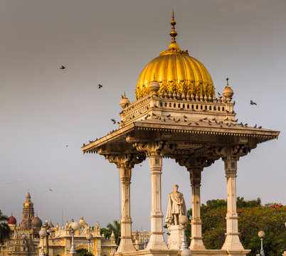 A memorial and statue of Maharaja Chamarajendra Wodeyar, the previous king of Mysore, Karnataka, India. The white Italian marble statue is located at Chamaraja Circle in front of Mysuru Palace.