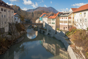 Fototapeta na wymiar Skofia Loka. Slovenia. Il fiume Selca Sora e il ponte dei Cappuccini 