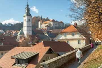 Obraz premium Skofia Loka. Slovenia. tetti e Campanile della chiesa di San Giacomo verso il Castello.