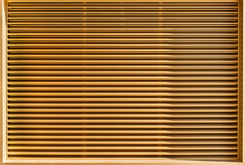 Goldenes Lüftungsgitter für Fassade. Geradlinige Architektur Gestaltung. Golden ventilation grille for facade. architectural design.