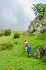 Seniorengruppe beim Wandern in der felsigen Hügellandschaft des Eselburger Tales nahe...