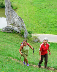 Zwei wandernde Seniorinnen an der Felsformation der Steinernen Jungfrauen im Brenztal