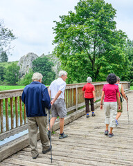 Wanderer überqueren eine Holzbrücke im idyllischen Brenztal nahe Herbrechtingen