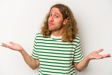 Young caucasian man isolated on white background doubting and shrugging shoulders in questioning...