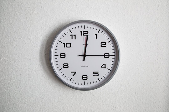 Klassische Wanduhr 12:15 Uhr