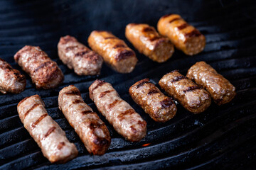 Cevapcici auf dem Grill; Hackfleischwürste