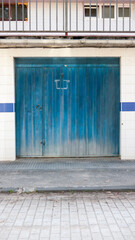 Puerta de garage  azul en calle