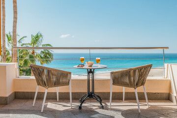Terraza con vistas al mar turquesa. Con unas cervezas y una tapa para disfrutar sentados.