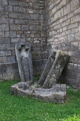 Sarcophages devant l'église d'Ayen (Corrèze)
