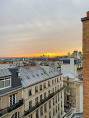 Fototapeta premium Coucher de soleil, vue aérienne depuis un toit d'immeuble à Paris