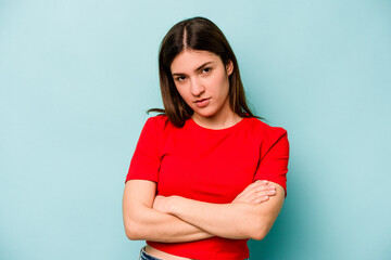 Obraz premium Young caucasian woman isolated on blue background who is bored, fatigued and need a relax day.