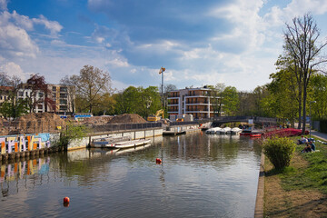 Blick Stadthafen, Wasser mit Boot Anleger, Elstermühlgraben, Leipzig, Deutschland