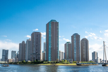 Plakat 青空に映える東京湾岸佃島のタワーマンション、東京都中央区佃島にある高層階不動産