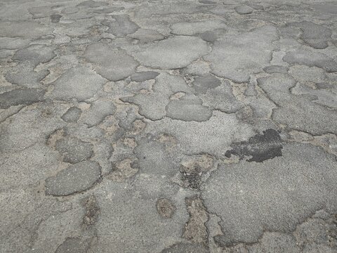 Ausgebesserte unebene Stra&szlig;e