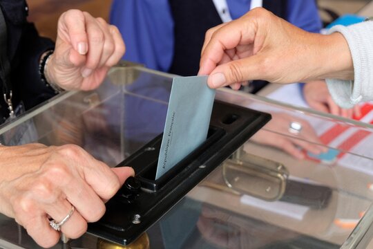 Bulletin de vote gliss&eacute; dans l'urne