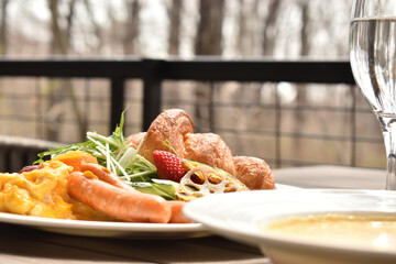 別荘のテラスで食べるオシャレな朝食