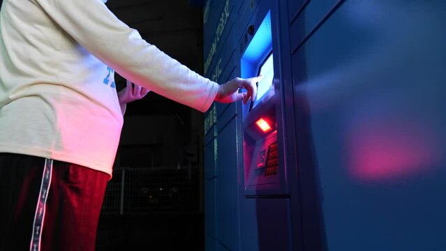 宅配ロッカーを暗証番号で開く 