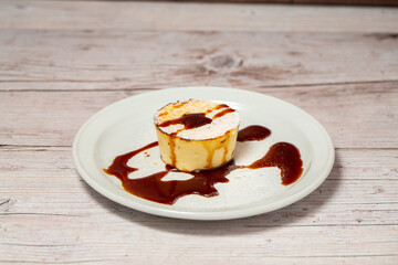Cheesecake with melted caramel