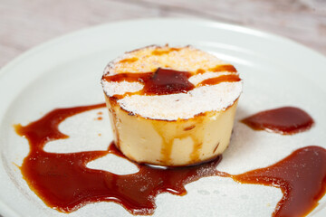 Cheesecake with melted caramel