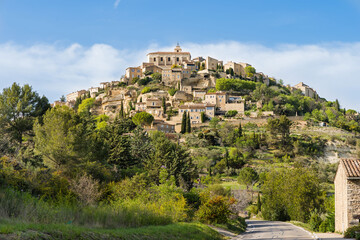 Blick auf Gordes (Vaucluse); Provence; Frankreich  - obrazy, fototapety, plakaty